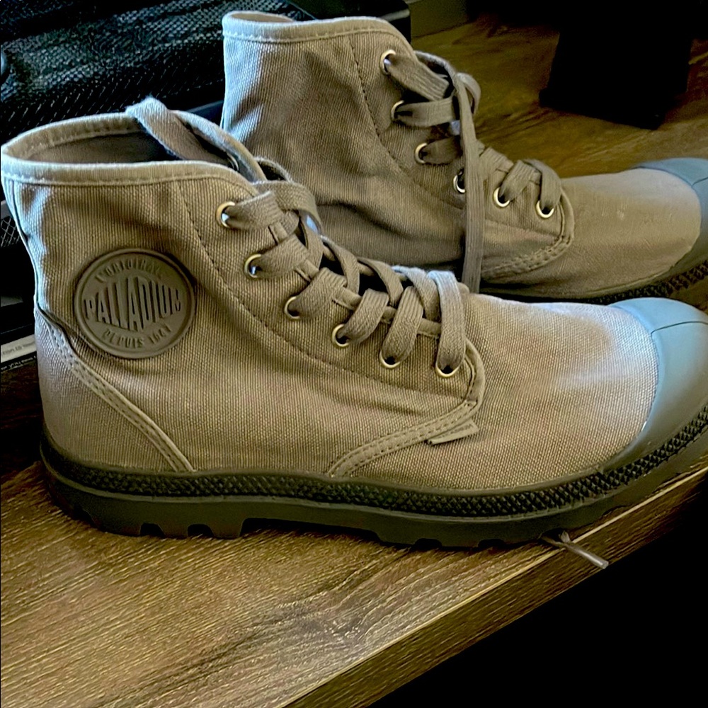 Palladium Men's Pampa Hi boots- charcoal grey